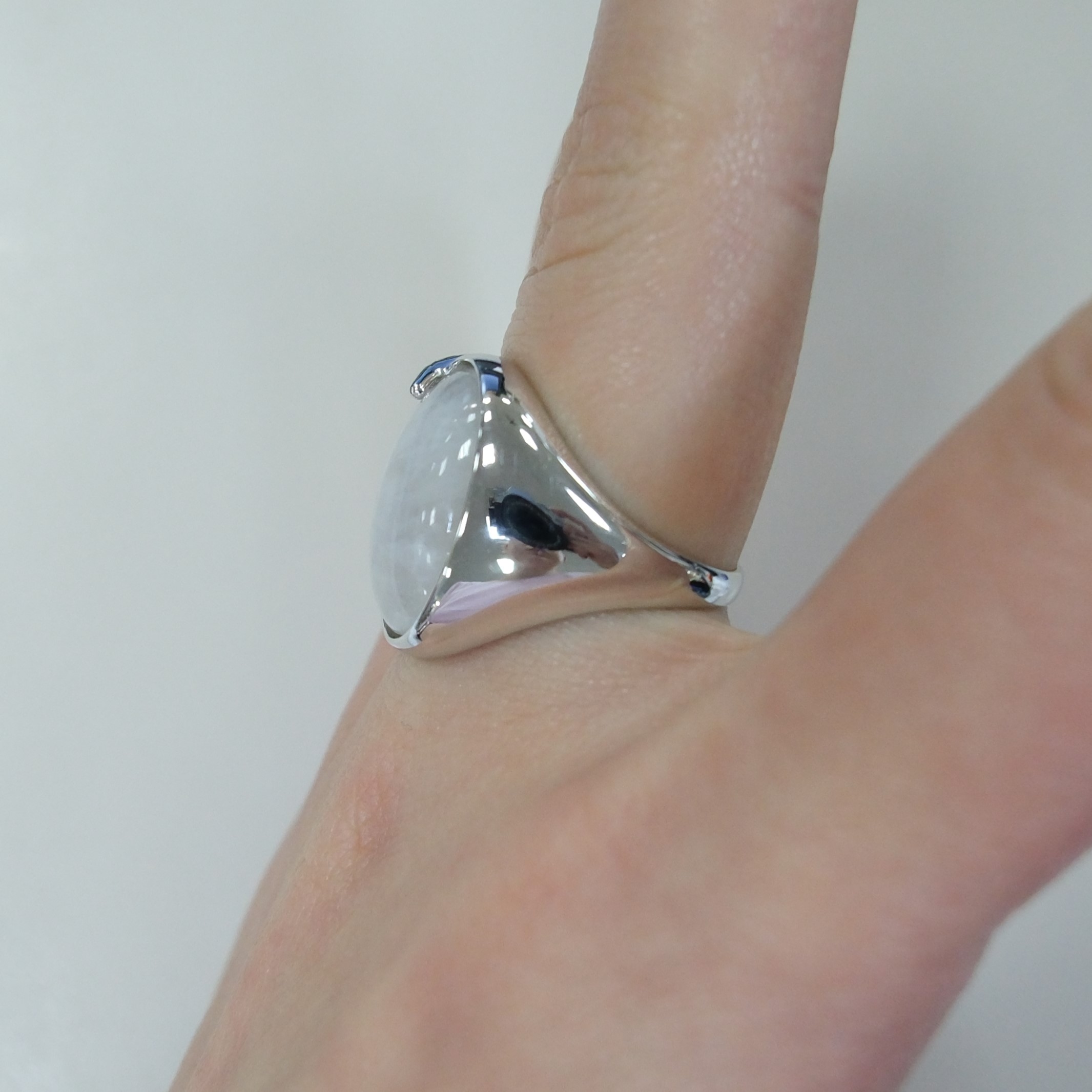Серебряное кольцо с лунным камнем
